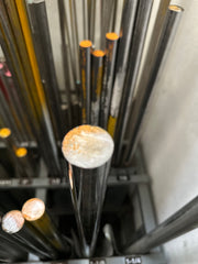 Barras de acero 4140T almacenadas y pintadas de amarillo con blanco.