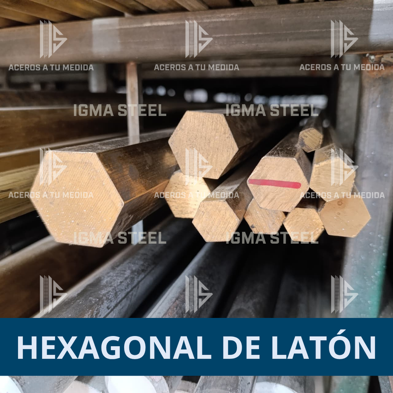 Barras solidas hexagonales de latón acomodadas en rack.