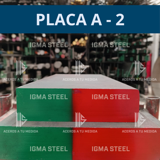 Primer plano: dos placas de acero A2 pintadas color verde con rojo. Fondo: almacén de acero. 