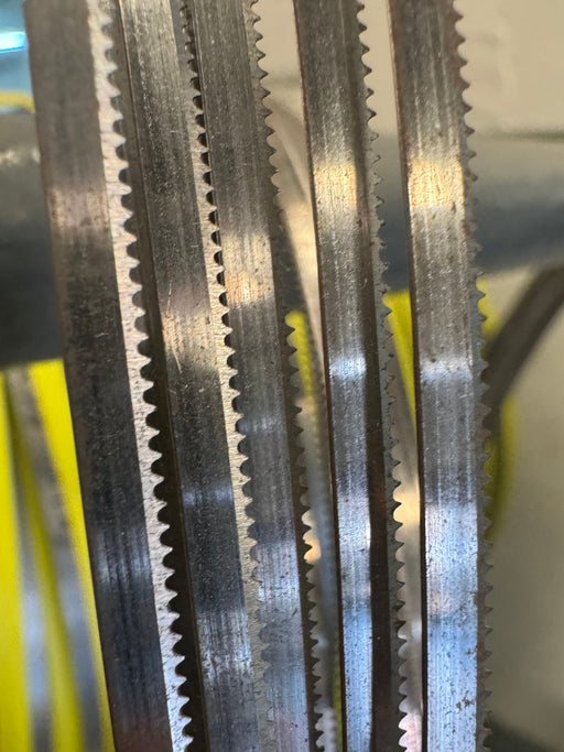 Fotografía de sierra cinta de espuma.