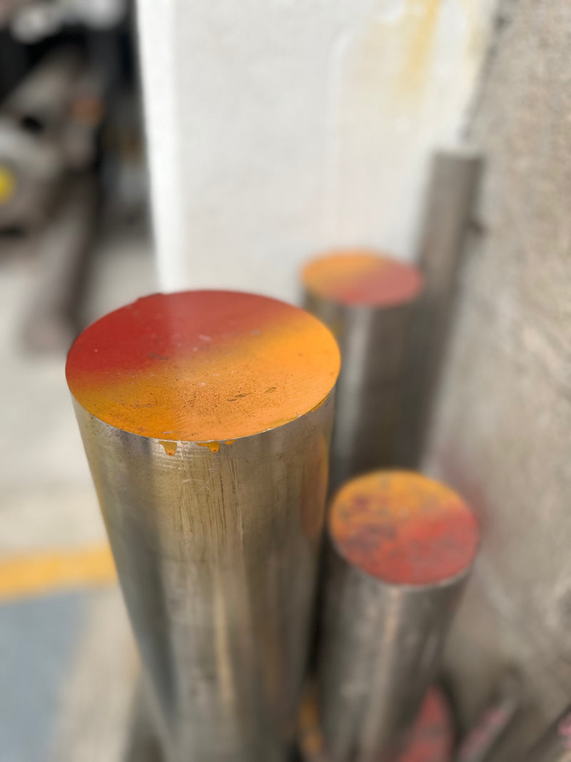 Fotografía de barras de acero inoxidable en almacén.