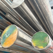 Fotografía de barras redondas de acero.