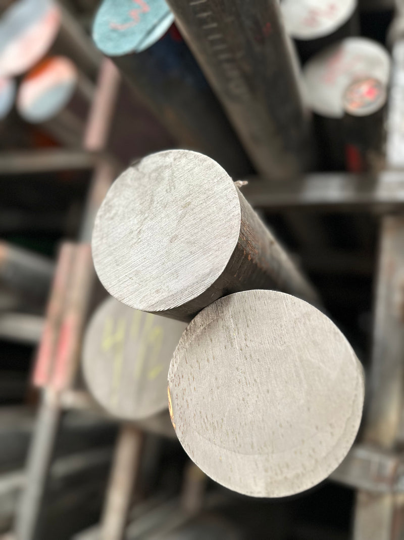 Barras de hierro colocadas en rack.