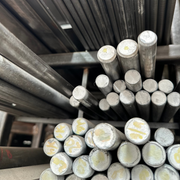 Fotografía de barras de acero pintadas de blanco