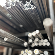 Fotografía de barras de acero inoxidable de distintas medidas en rack.