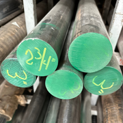 Barras de acero pintadas de verde de 2 3/4 y 3 pulgadas de diámetro.