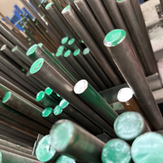 Barras de acero calidad 1018, pintadas de color verde en rack.