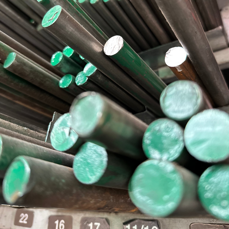 Fotografía de barras de acero pintadas de color verde.