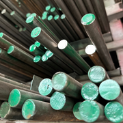 Barras de acero 1018 de distintas medidas en rack.