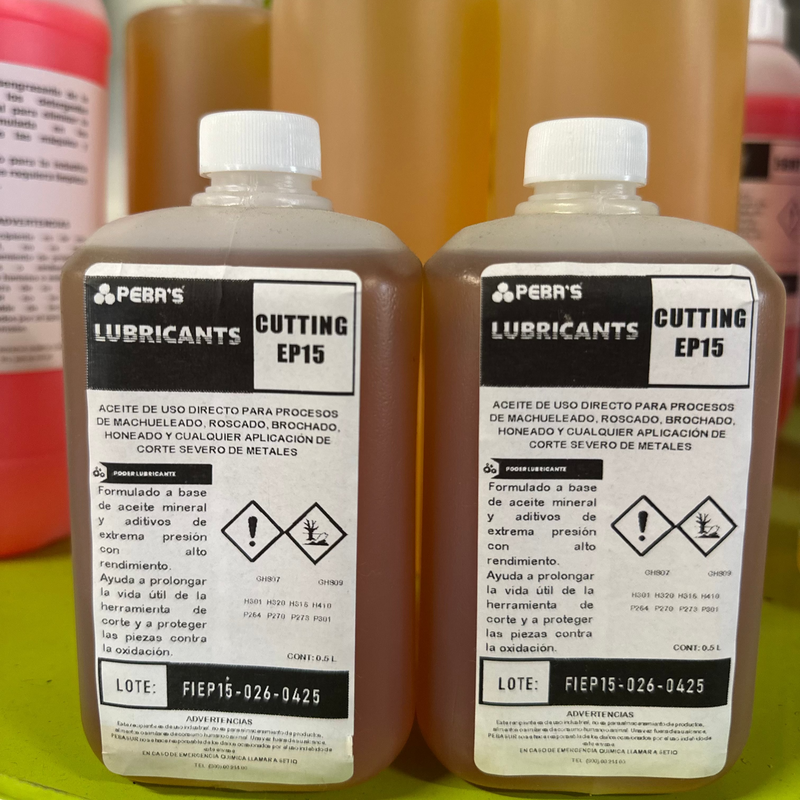 Fotografía de dos envases de medio litro de aceite para machuelar marca Peba's