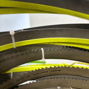 Fotografía de sierra cintas bimetalicas con dientes expuesto y otras con protección amarilla.