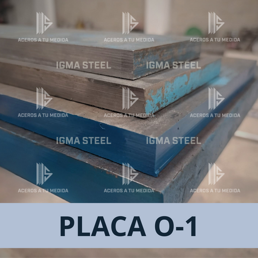 Primer plano: cuatro placas de acero O1 una encima de otra pintadas de color azul. Fondo: instalaciones de almacén.