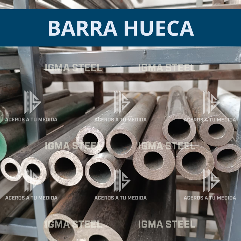 Barras de acero huecas apiladas en rack