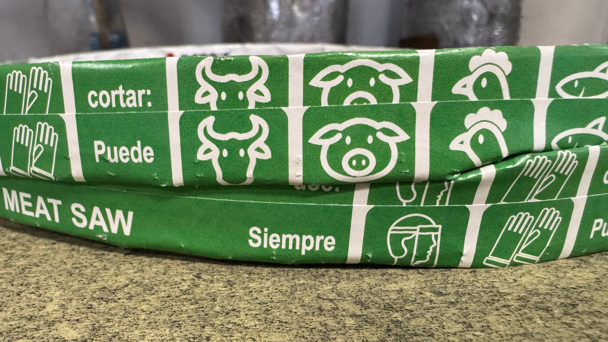 Fotografía de sierra cinta para cortar carne envuelta en papel verde.