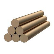 Barras de bronce en fondo blanco apiladas en pirámide